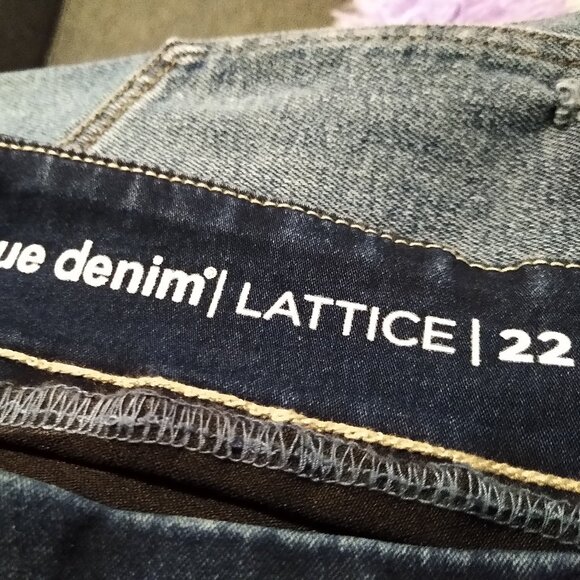 Butter Denim Lattice Capri Jean - mid wash - Picture 3 of 4
